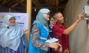 22.000 Ribu Rumah di Jabar Hidup Tanpa Listrik, BPBL Diklaim Mampu Mengatasinya Kementerian ESDM, Anggota Komisi VII DPR RI, dan PLN Unit Induk Distribusi Jawa Barat, saat menyalurkan bantuan listrik di Desa Sirnajaya, Kecamatan Gununghalu, KBB. Foto Jabarekspres/Wit