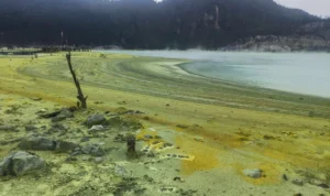 Debit Air Danau Wisata Kawah Putih Alami Penyusutan Selama Kemarau Panjang