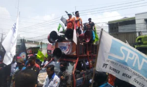 Ratusan pendemo menuntut kenaikan upah minimum naik 15 persen. Hal itu seiring naiknya harga kebutuhan pokok. Senin (6/11). Foto Jabarekspres