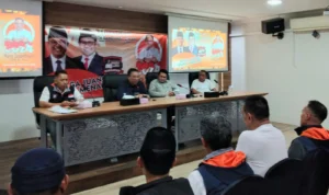 AP - SIAP : Ketua Dewan Pengurus Wilayah (DPW) PKS Jabar Haru Suandharu saat membakar semangat Relawan Komandan di Kantor DPW PKS Jabar, Senin (6/11) malam. Foto / Hendrik Muchlison