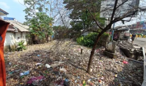 Waduh! Saluran Air di Simpang Ciawi Ditutup Sampah Waduh! Saluran Air di Simpang Ciawi Ditutup Sampah