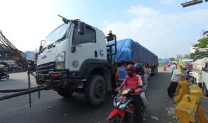 Truk Tronton Mogok di Lampu Merah Ciawi, Lalu Lintas Macet