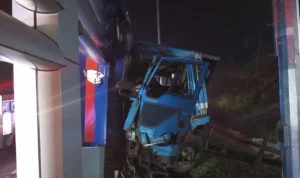 Truk Oleng hingga Hantam Beton Gerbang Tol Bocimi, 2 Orang Dilaporkan Tewas Kendaraan Mitsubishi Tronton menabrak beton penyangg di gerbang tol Parungkuda. Sumber poto : Humas Polres Sukabumi