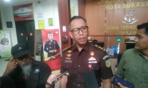 Kasi Pengelolaan Barang bukti dan Rampasan Kejari Kota Sukabumi, Ellyas Mozart saat memberikan tanggapan pasca aksi senin (6/11). Riki/JE.