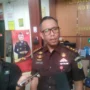 Kasi Pengelolaan Barang bukti dan Rampasan Kejari Kota Sukabumi, Ellyas Mozart saat memberikan tanggapan pasca aksi senin (6/11). Riki/JE.