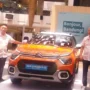 CEO Citroën Indonesia, Tan Kim Plauw (kanan) bersama Ferdinan Hendra, Sales & Marketing Division Head PT Indomobil National Distributor saat memperkenalkan New Citroën E-C3 all electric di Atrium, Paskal Shopping Centre, Kota Bandung, Selasa (7/11). (Nizar/Jabarekspres)