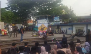 Forum Masyarakat Sipil Jabar berkumpul di Cikapundung Riverspot untuk beri peringatan kepada Presiden Jokowi (7/11).