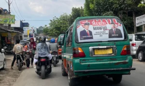 Stiker para peserta Pemilu 2024 masih marak menempel di angkutan umum KBB, Selasa 7 November 2023.