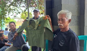 Dasim (70), Anggota Linmas Kelurahan Muktisari tunjukan seragam tugasnya saat mendemo Lurah Muktisari Kota Banjar, Selasa 7 November 2023.