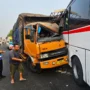 Truk Muatan Barang Tabrak Bus Primajasa di Tol Purbaleunyi, Satu Orang Meninggal Dunia