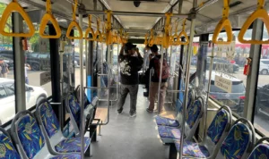 Ini Bus Shuttle yang Akan Angkut Penonton Piala Dunia U17 ke Stadion Jalak Harupat Berkapasitas 70 Penumpang. Foto Agi Jabar Ekspres