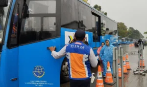 Dilarang Bawa Kendaraan ke Area Si Jalak Harupat, Oknum Warga Malah Nekat Buka Parkir Liar Harus Menggunakan Shuttle Bus, Warga Tetap Buka Parkir Liar di Sekitar Stadion Si Jalak Harupat. Foto Istimewa