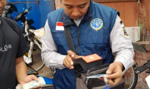Petugas pemungut parkir dari Dinas Perhubungan (Dishub) Kota Banjar tengah memindai barcode setoran parkir dari juru parkir di Kota Banjar, Senin 13 November 2023.