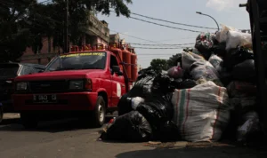 Ist. Penumpukan sampah di Kota Bandung terjadi saat penerapan status masa darurat. Foto. Pandu Muslim Jabar Ekspres.