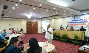 Ketua DPRD Kota Bogor, Arang Trisnanto saat menjadi pembicara di kegiatan sosialisasi bahaya penyimpangan seksual. (Yudha Prananda / Jabar Ekspres)