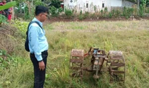 Kepala Dusun Sinargalih, Kota Banjar, Heri Kiswanto berada di dekat traktor yang mesinnya hilang dicuri, Selasa 14 November 2023.
