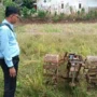 Kepala Dusun Sinargalih, Kota Banjar, Heri Kiswanto berada di dekat traktor yang mesinnya hilang dicuri, Selasa 14 November 2023.