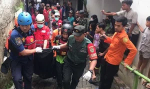 Pencarian Berakhir! Petugas Jasa Marga yang Hilang di Gorong-gorong Cibalok Bogor Ditemukan Tewas Tim SAR Gabungan saat mengevakuasi jasad korban di Kampung Perca, Kelurahan Sindangsari, Kecamatan Bogor Timur, Kota Bogor, Rabu (15/11). (Yudha Prananda / Jabar Ekspres)