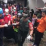Tim SAR Gabungan saat mengevakuasi jasad korban di Kampung Perca, Kelurahan Sindangsari, Kecamatan Bogor Timur, Kota Bogor, Rabu (15/11). (Yudha Prananda / Jabar Ekspres)