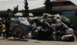 Pemerintah Kota Cimahi Gencar Edukasi Masyarakat dalam Pemilahan dan Pengelolaan Sampah Doc. Penumpukan Sampah di Pinggir Jalan (Pandu Muslim)