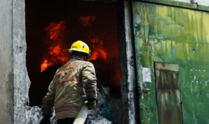 Petugas Diskar PB Kota Bandung tengah melakukan pemadam api di Gudang Pabrik pemintalan kapas, Cipadung, Kota Bandung (Pandu Muslim / JE)