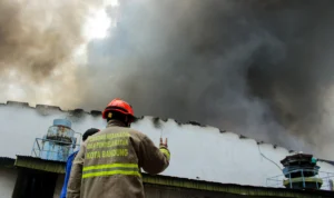 Diduga dari Mesin Blowing Pabrik Pemintalan Kapas Cipadung Terbakar, 300 Pekerja di Evakuasi Petugas Diskar PB Kota Bandung berkoordinasi saat pemadam api di Gudang PT. Kasta Timbul, Cipadung, Kota Bandung (Pandu Muslim / Jabar Ekspres)