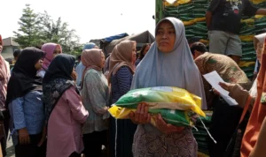 Doc. Warga yang Sedang Menerima Beras Dari Bulog di Techno Park Cimahi (Mong)