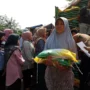 Doc. Warga yang Sedang Menerima Beras Dari Bulog di Techno Park Cimahi (Mong)