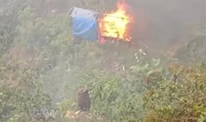 Kamis (16/11) terlihat banyak warga berkumpul dan juga kobaran api di sebuah warung yang di tanah Taman Nasional Gunung Halimun Salak (TNGHS) / Tangkap Layar