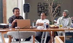 Dok. JSSP dan Ragaplasma Research (RC) saat paparkan hasil survei kandidat calon Gubernur dan Eakil Gubenur Jabar 2024. Kamis (26/11). Foto. Sandi Nugraha.