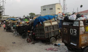 Antrean motor pengangkut sampah berjejer di TPS Pasar Induk Gedebage, Kota Bandung. (Pandu Muslim/Jabar Ekspres)