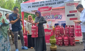 Wali Kota Banjar, Ade Uu Sukaesih mengangkat tabung gas non subsidi saat acara dengan Pertamina di halaman Kantor Setda Kota Banjar beberapa waktu lalu.