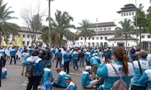 Ratusan buruh se-Jawa Barat geruduk Gedung Sate, Kamis 16 November 2023.