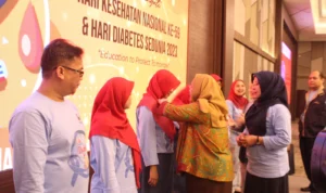 Direktur RSUD Al Ihsan dr.Dewi Basmala (dua dari kanan) mendampingi Kepala Dinas Kesehatan Provinsi Jabar dr. Raden Vini Adiani Dewi saat penyematan kader diabetes, Jumat (17/11) / Hendrik Muchlison