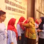 Direktur RSUD Al Ihsan dr.Dewi Basmala (dua dari kanan) mendampingi Kepala Dinas Kesehatan Provinsi Jabar dr. Raden Vini Adiani Dewi saat penyematan kader diabetes, Jumat (17/11) / Hendrik Muchlison