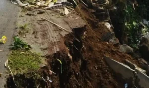 Hujan Deras Guyur Cibadak, Jalan Alternatif 3 Terancam Longsor
