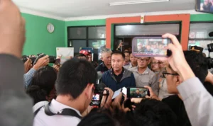 Pj Gubernur Jabar Tinjau Jalan Tambang Parung Panjang, Minta Warga Viralkan Para Pelanggar Pj Gubernur Jabar, Bey Triadi Machmudin saat meninjau jalan tambang di kawasan Parung Panjang, Kabupaten Bogor (19/11).