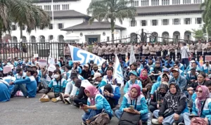 Ilustrasi buruh di jabar saat gelar aksi demontrasi di didepan gedung sate bandung pada beberapa waktu kemarin. Foto. Sandi Nugraha.
