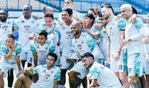 David da Silva (pegang penghargaan) saat foto bersama punggawa Persib Bandung.
