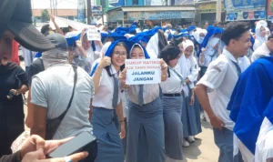 Pendemo dari kalangan anak sekolah yang turut serta dalam aksi Parung Panjang Bersatu (20/11).