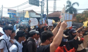 Warga Parung Panjang tuntut pemerintah untuk tindak tegas soal truk tambang.