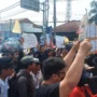 Warga Parung Panjang tuntut pemerintah untuk tindak tegas soal truk tambang.