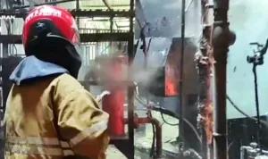 Petugas Damkar Kota Bogor saat melakukan pendinginan di lokasi kebakaran di Pabrik Ban Vulkanin Jaya, Cibuluh, Bogor Utara, Senin (20/11).
