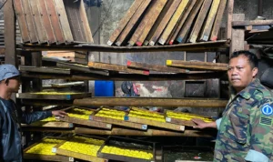 Para pedagang tahu, Basri Sodikin (kanan) dan Suryadi (kiri) saat memperlihatkan kondisi industri rumahan produksi tahu di Sentra Tahu Cibuntu, Ciparay, Kota Bandung.