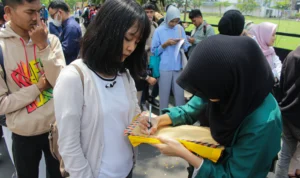 Lapangan Kerja di Bandung Sempit, Warga Dipaksa Berebut