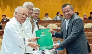 Anggota DPR RI, Mulyadi serahkan aspirasi masyarakat Parung Panjang, Kabupaten Bogor terkait jalan rusak dan truk tambang.