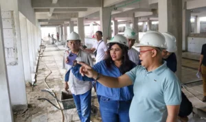 Ketua Komisi II DPRD Kota Bogor, Anita Primasari Mongan, meninjau pembangunan lantai II Pasar Jambu Dua.