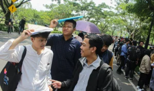 Calon pelamar kerja mengantre dalam event Job Fair di Kiara Artha Park, Kota Bandung. (Pandu Muslim/Jabar Ekspres)
