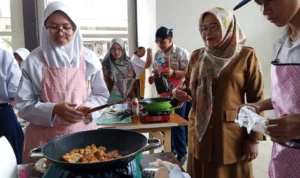 Doc. Kepala Sekolah SMPN 1 Cimahi, Sri Mulyaningsih saat Meninjau Praktik Siswa (Mong)