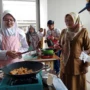 Doc. Kepala Sekolah SMPN 1 Cimahi, Sri Mulyaningsih saat Meninjau Praktik Siswa (Mong)